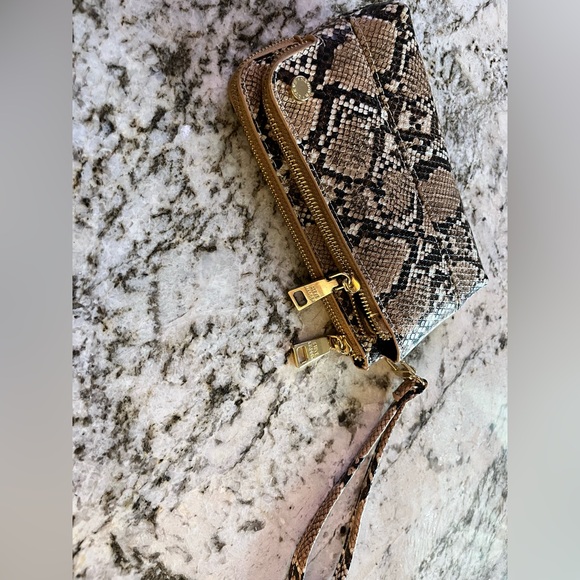 STEVE MADDEN WRIST WALLET - Picture 3 of 3